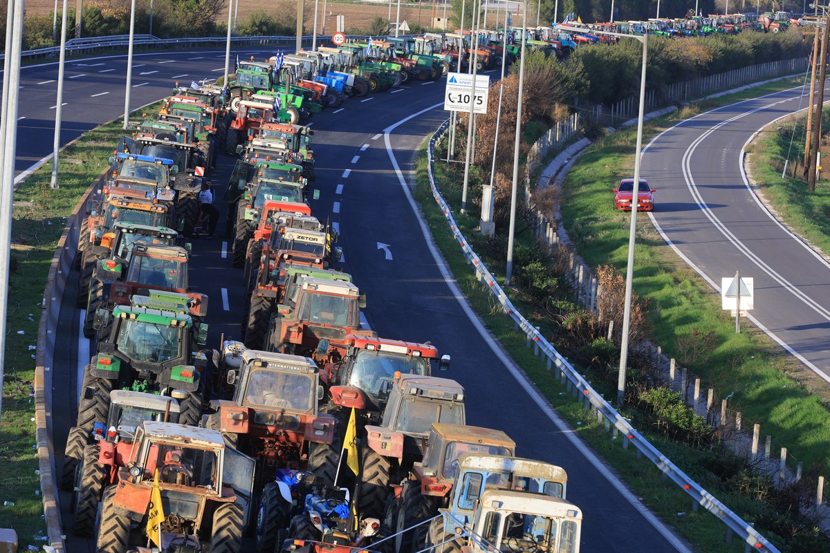 Μαξίμου: «Καρότο και μαστίγιο» για τα μπλόκα των αγροτών