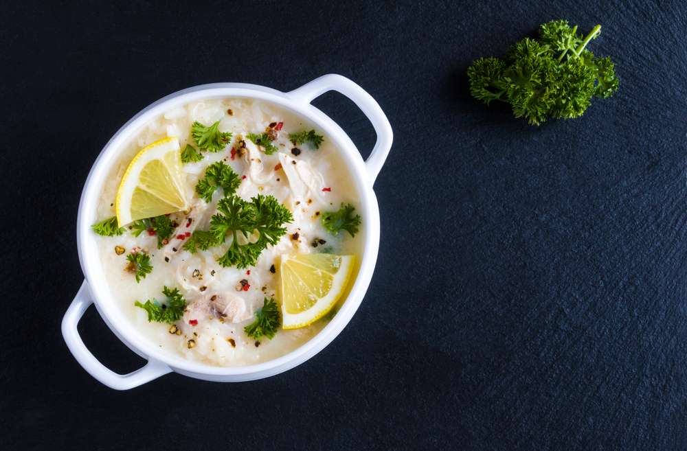 Αβγολέμονο: Η συνταγή, οι τεχνικές και πώς να μην κόψει