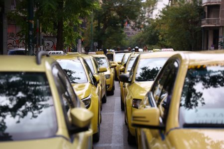 Ταξί: Παρατείνεται μέχρι την Παρασκευή η απεργία στην Αττική