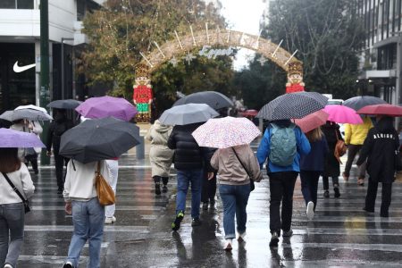 Καιρός: Τέλος τα «Πασχούγεννα» – Βροχές το Σαββατοκύριακο, σκαμπανεβάσματα στις γιορτές