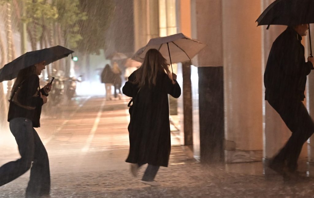 Καιρός: Παραμονή και ανήμερα Χριστουγέννων με δυνατές βροχές σε ολόκληρη τη χώρα