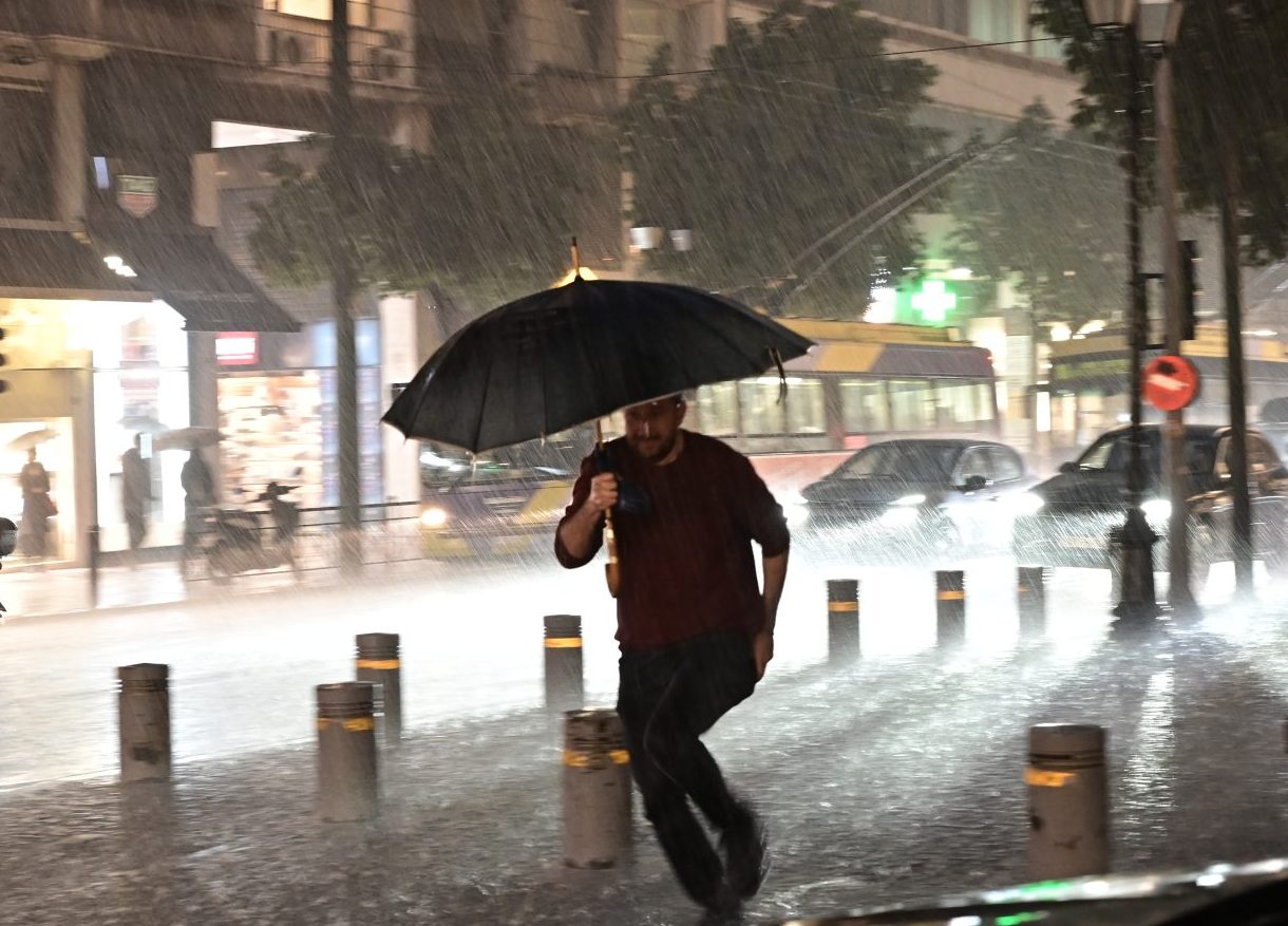 Καιρός: «Κλείδωσε» η πρώτη ψυχρή εισβολή του 2026 – Ισχυρές καταιγίδες το Σαββατοκύριακο