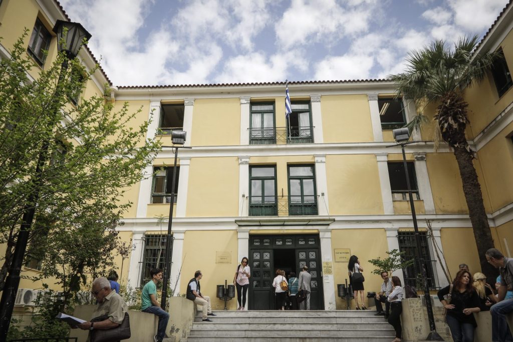 Σημεία και τέρατα στη δίκη των υποκλοπών