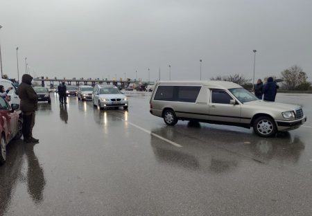 Αγρότες: Κομβόι με νεκροφόρες στο μπλόκο των Μαλγάρων