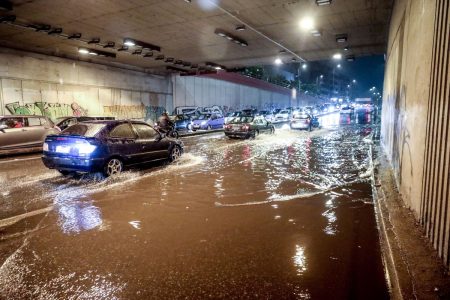 Η επέλαση της κακοκαιρίας Byron: Τεράστιες ποσότητες νερού τις επόμενες ώρες στην Αττική – Συνεχής ενημέρωση