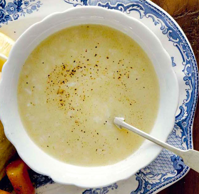 Θρεπτική, δυναμωτική και πεντανόστιμη κοτόσουπα αυγολέμονο