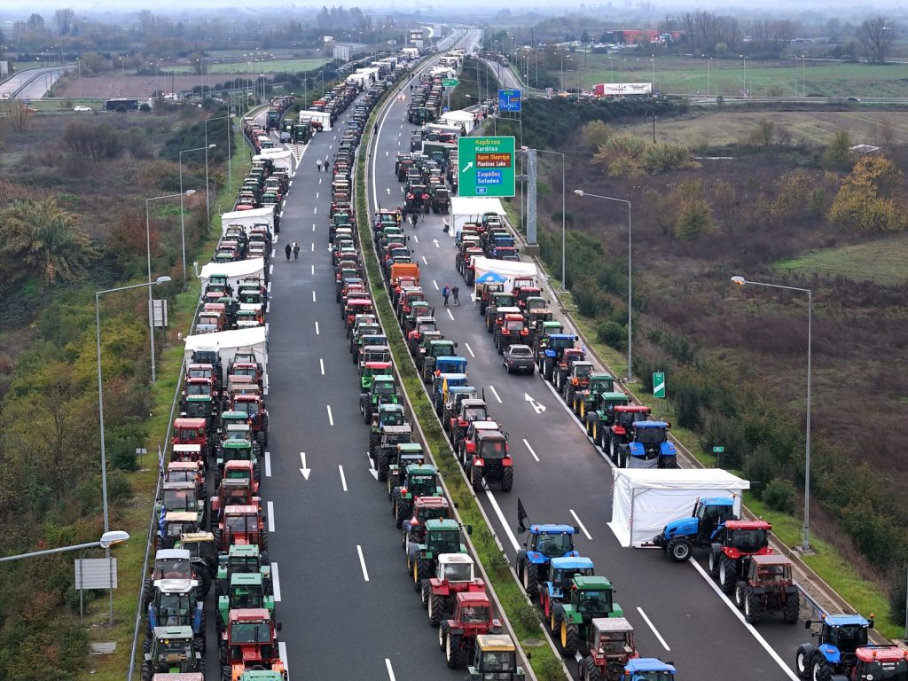 Μπλόκα αγροτών: Έκαναν ρεβεγιόν στο δρόμο, αποφασίζουν τις επόμενες κινήσεις τους