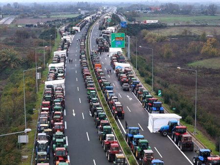 Μπλόκα αγροτών: Έκαναν ρεβεγιόν στο δρόμο, αποφασίζουν τις επόμενες κινήσεις τους