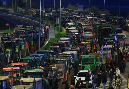 Μπλόκα: Πεζοί αγρότες έκλεισαν την Πατρών-Πύργου – Ουρές χιλιομέτρων στα τελωνεία