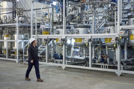 Μετατρέποντας τα πλαστικά απορρίμματα σε υψηλής ποιότητας υλικά. Η βραβευμένη με Rolex Award, Miranda Wang αλλάζει τα δεδομένα της ανακύκλωσης