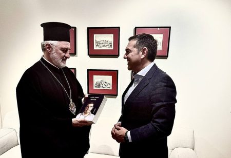 Συνάντηση Τσίπρα με τον Αρχιεπίσκοπο Αμερικής Ελπιδοφόρο – Του έκανε δώρο την «Ιθάκη»