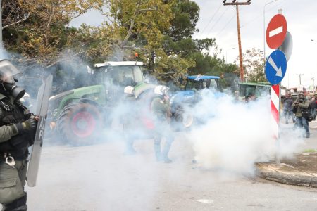 Αγρότες: Ένταση και χημικά στο μπλόκο κοντά στο αεροδρόμιο «Μακεδονία»