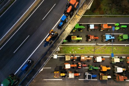 Παραμένουν στα μπλόκα οι αγρότες παρά την κακοκαιρία