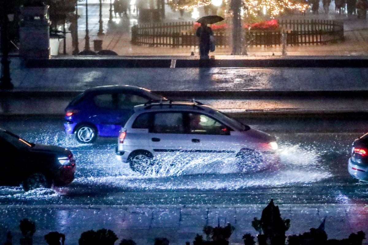 Κακοκαιρία Byron: Σε ποιους δρόμους έχει διακοπεί η κυκλοφορία