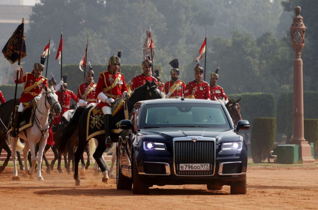 Με ιππικό η επίσημη υποδοχή του Πούτιν στην Ινδία – Ενέργεια και εξοπλισμοί στην ατζέντα