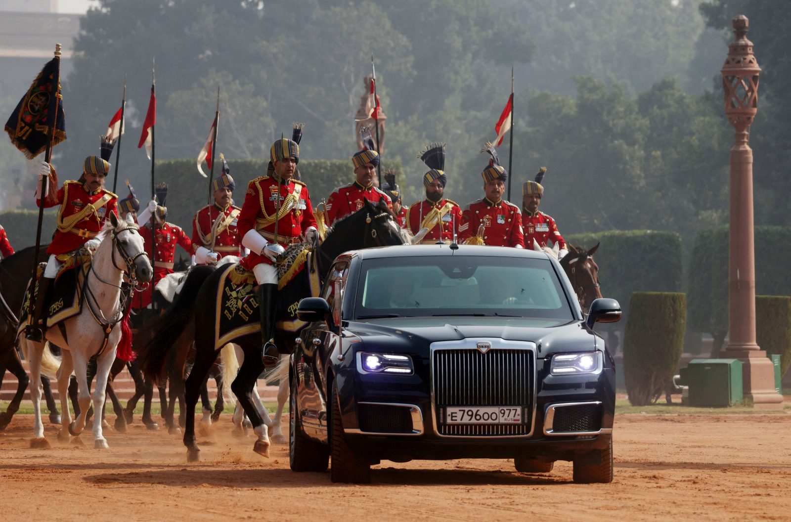 Με ιππικό η επίσημη υποδοχή του Πούτιν στην Ινδία – Ενέργεια και εξοπλισμοί στην ατζέντα