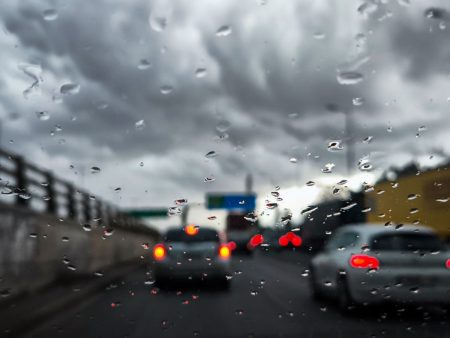 Καιρός: Ψυχρή εισβολή από Ουκρανία φέρνει κρύο – Βροχές σήμερα στην Αττική