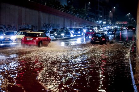 Κακοκαιρία Byron: Κλειστά σχολεία και πλημμύρες, βροχή τα 112 - Έκλεισε η Αθηνών-Κορίνθου