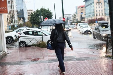 Καιρός δύο ταχυτήτων πριν τις γιορτές: Βροχές από το Σαββατοκύριακο - Ψυχρή εισβολή στο προσκήνιο