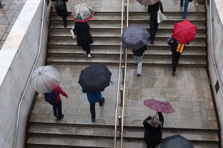 Καιρός: Φεύγει η αφρικανική σκόνη, έρχονται βροχές – Εως 18°C η θερμοκρασία