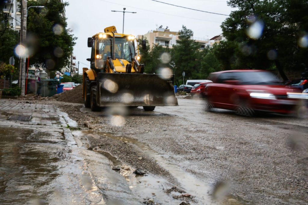 Η κακοκαιρία Byron χτυπά τη χώρα: Ταλαιπωρία στην Αθηνών – Κορίνθου, εκτεταμένες πλημμύρες – Όλες οι εξελίξεις