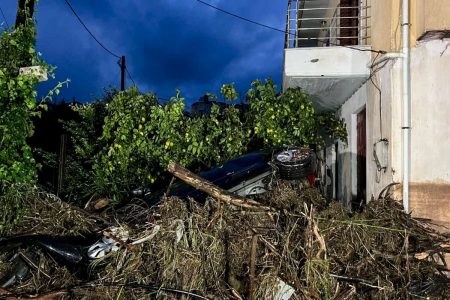 Η κακοκαιρία Byron χτυπά τη χώρα: Ταλαιπωρία στην Αθηνών - Κορίνθου, εκτεταμένες πλημμύρες - Όλες οι εξελίξεις