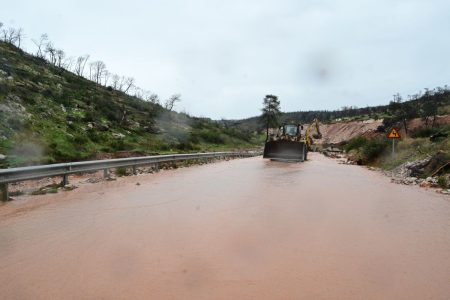 Η κακοκαιρία Byron χτυπά τη χώρα: Πλημμυρισμένα σπίτια, κλειστοί δρόμοι και 112
