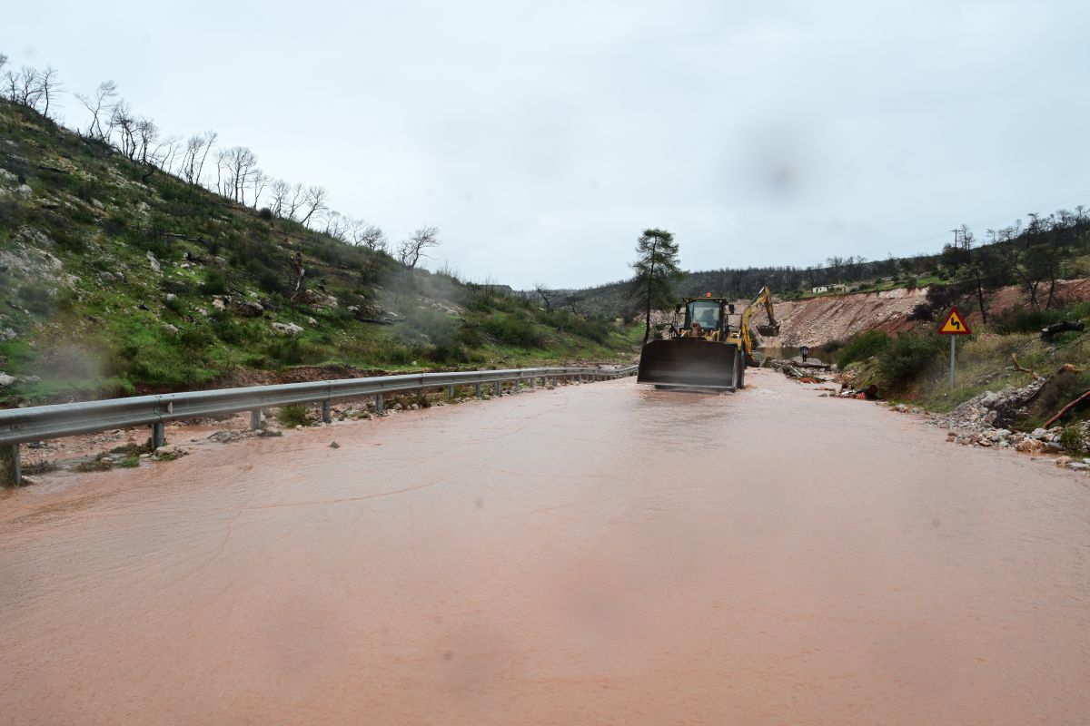 Η κακοκαιρία Byron χτυπά τη χώρα: Πλημμυρισμένα σπίτια, κλειστοί δρόμοι και 112