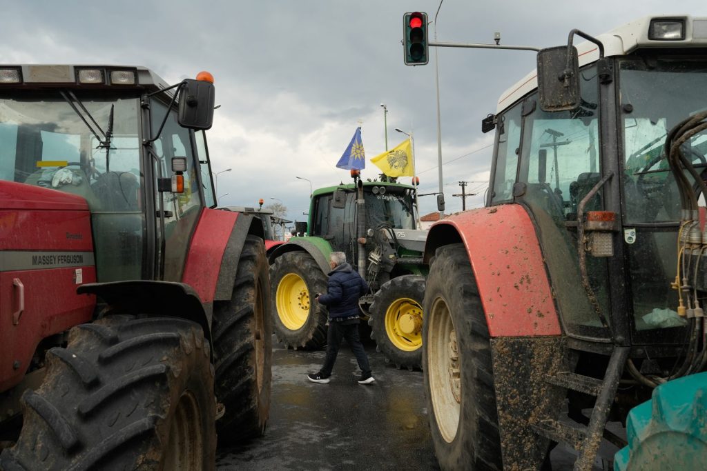 Αγροτικά μπλόκα: Ποιοι δρόμοι είναι κλειστοί σε όλη τη χώρα