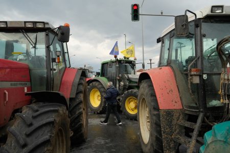 Αγροτικά μπλόκα: Ποιοι δρόμοι είναι κλειστοί σε όλη τη χώρα