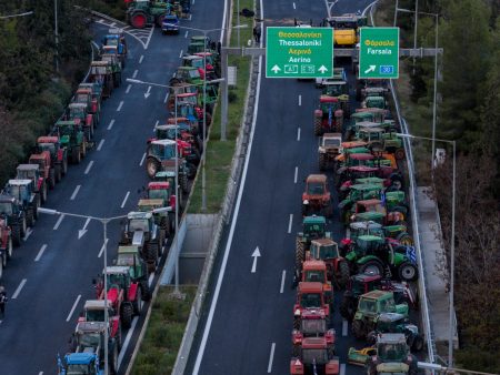 Δεν καταθέτουν τα όπλα, ανασυντάσσονται κι επεκτείνονται τα οδοφράγματα
