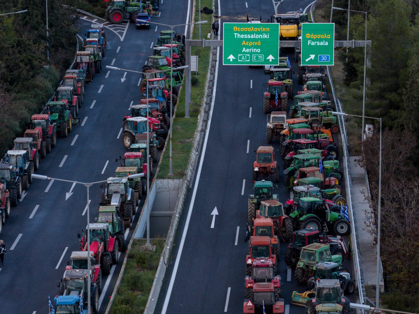 Αγρότες: Δεν καταθέτουν τα όπλα, επεκτείνουν τα μπλόκα – Ποιοι δρόμοι κλείνουν