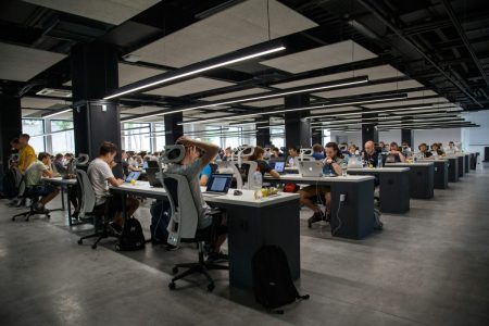 Κομισιόν για ελληνική οικονομία: Ανάπτυξη με «πήλινα πόδια» και 7 μεγάλες πληγές
