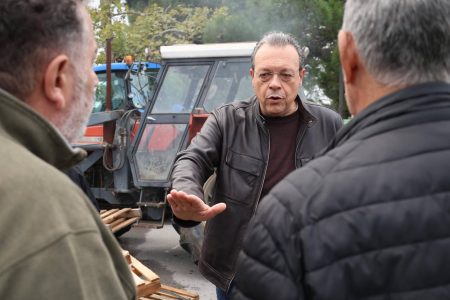 Στα μπλόκα των αγροτών Φάμελλος – Κουτσούμπας