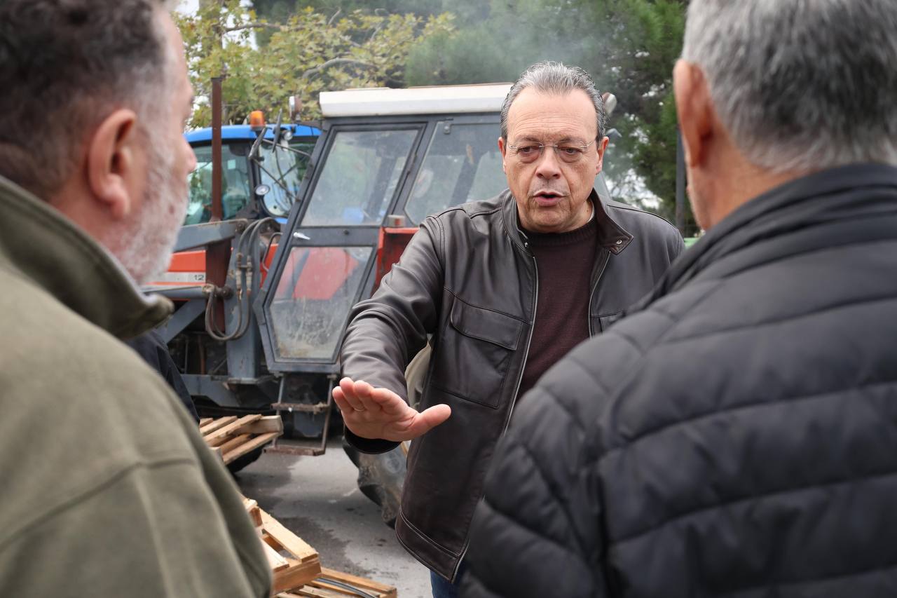 Στα μπλόκα των αγροτών Φάμελλος – Κουτσούμπας