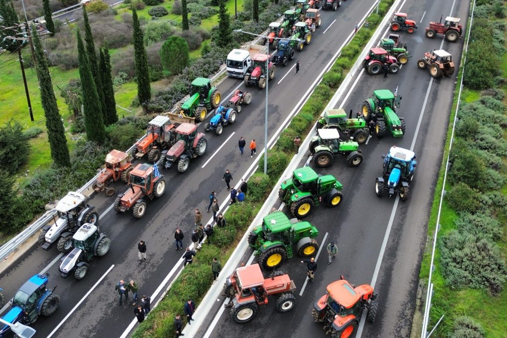 Σκληραίνουν οι αγρότες: Ο «χάρτης» με τα μπλόκα σήμερα, οι κλειστοί δρόμοι