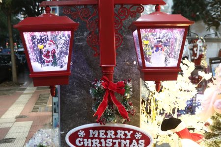 Πότε ξεκινά το εορταστικό ωράριο – Ποιες Κυριακές είναι ανοιχτά τα μαγαζιά