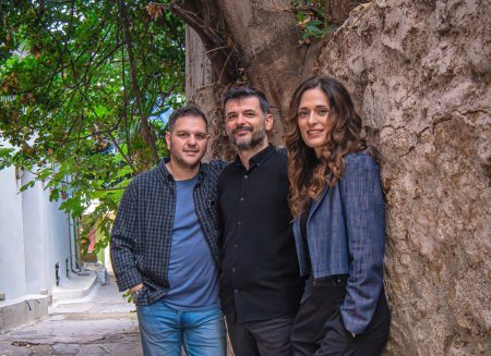 «Ραντεβού στην Απανεμιά» με Βερόνικα Δαβάκη, Βασίλη Κορακάκη και Δημήτρη Σίντο