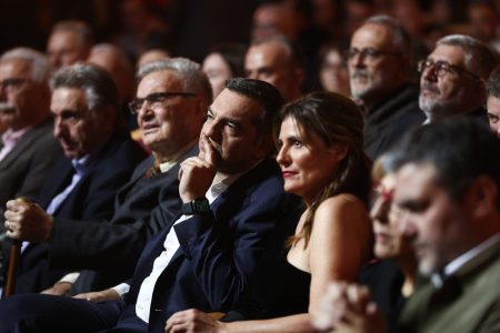 «Κι όμως γυρίζει»: Πώς ερμηνεύουν στην Αμαλίας όσα ακολούθησαν τη βραδιά του Τσίπρα στο Παλλάς