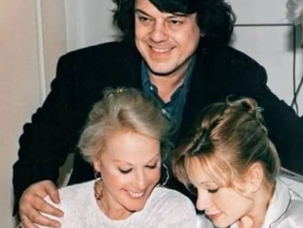 Ζωή Λάσκαρη- Η επίσκεψη στον Βλάσση Μπονάτσο και την κόρη της, Μάρθα Κουτουμάνου λίγο μετά τη γέννηση της κόρης τους το 1997