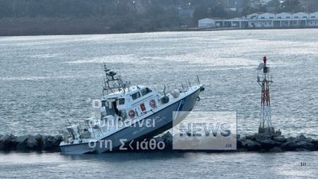 Βόλος: Σκάφος του Λιμενικού προσέκρουσε σε βράχια στο λιμάνι