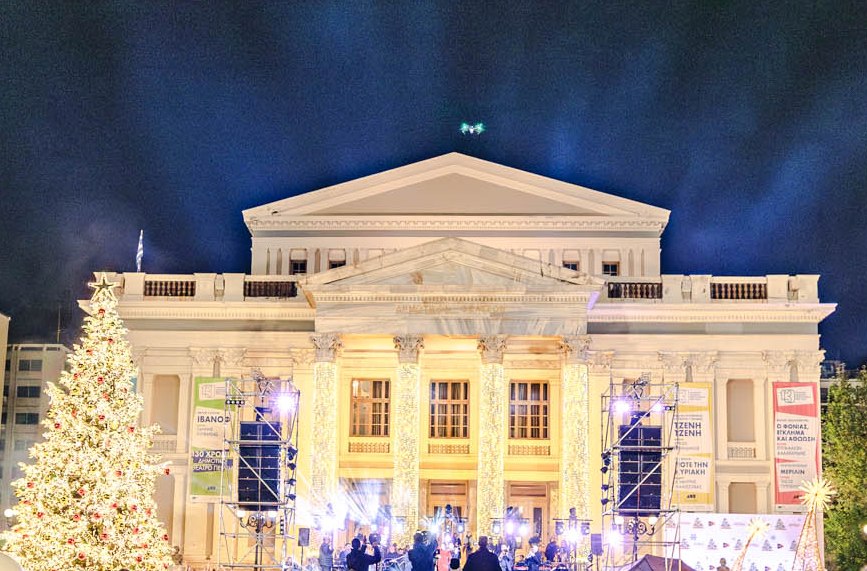 Πειραιάς: Φωταγωγήθηκε το δέντρο σε μία εκδήλωση με χιλιάδες κόσμο