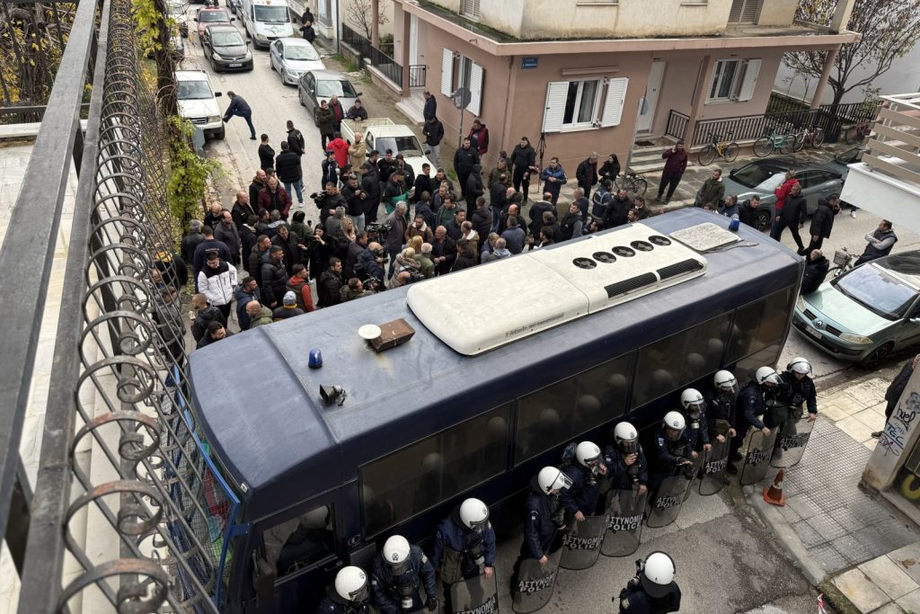 Με τρακτέρ έξω απ’ το γραφείο Τσιάρα οι αγρότες – Νέα μπλόκα