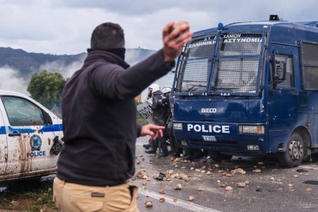 Οργισμένοι αγρότες στην Κρήτη: Κλειστά αεροδρόμια, σπασμένα περιπολικά, τραυματισμοί – Συνεχής ενημέρωση