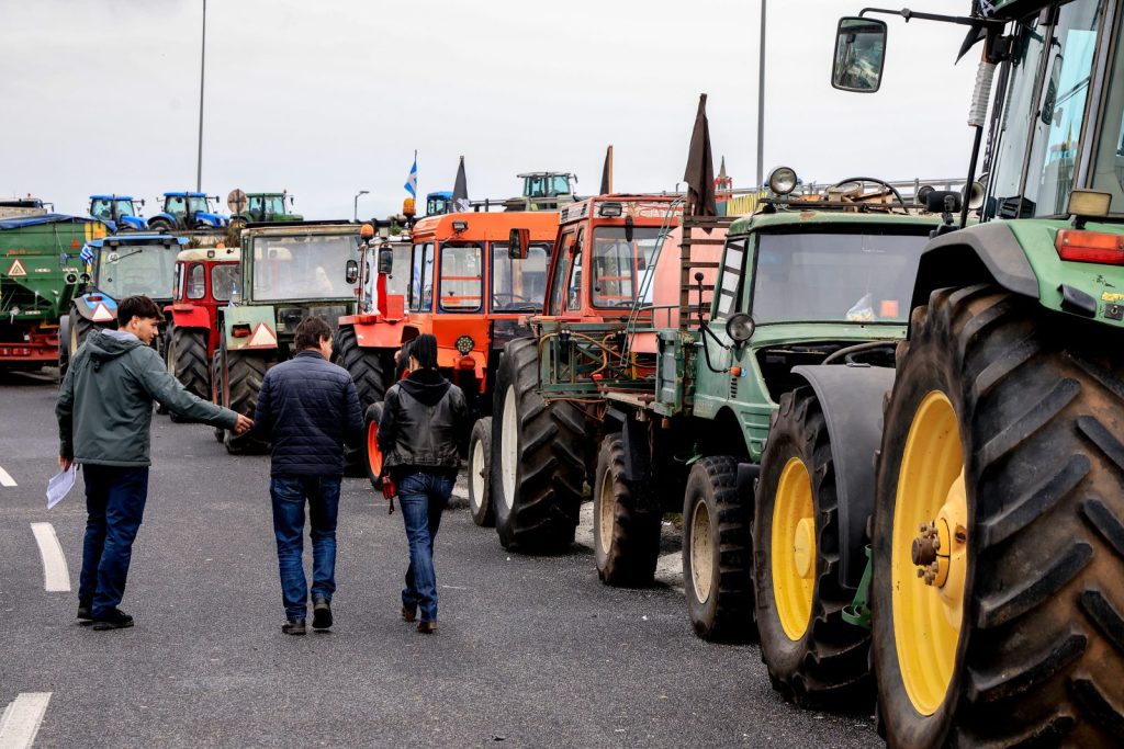 Με τρακτέρ έξω απ’ το γραφείο Τσιάρα οι αγρότες – Νέα μπλόκα