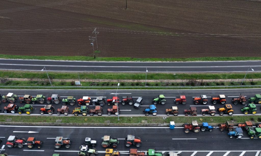 Αγρότες: «Παραλύει» η Ελλάδα από τα 54 μπλόκα – Σχέδια για περαιτέρω κλιμάκωση