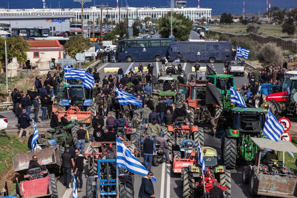 Αγροτικά μπλόκα στην Κρήτη: Επεισόδια με χημικά και πέτρες στο αεροδρόμιο Ηρακλείου