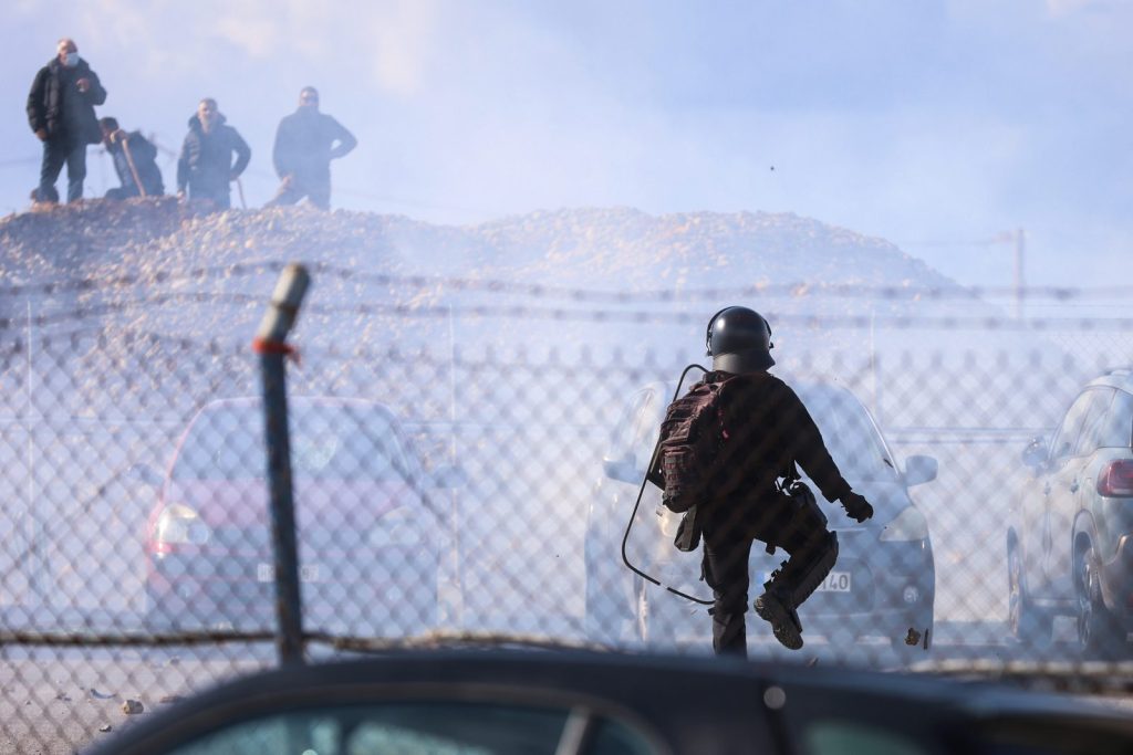 Αγροτικά μπλόκα στην Κρήτη: Επεισόδια με χημικά και πέτρες – Έκλεισε το αεροδρόμιο Ηρακλείου