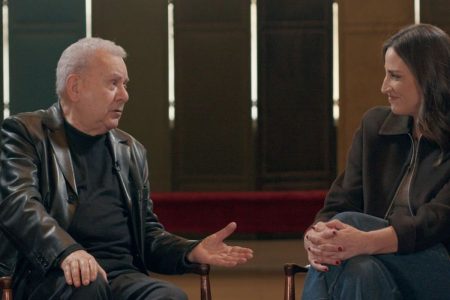 «MEGA STORIES»: Ο Θάνος Μικρούτσικος μέσα από τα λόγια των ανθρώπων του