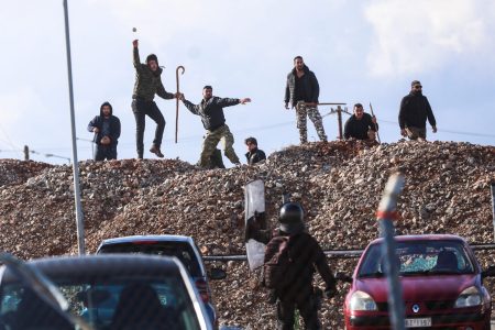 Μπλόκα: Σε «αγροτικό κλοιό» η χώρα, κλείνουν αεροδρόμια – Επεισόδια στην Κρήτη με χημικά και πέτρες